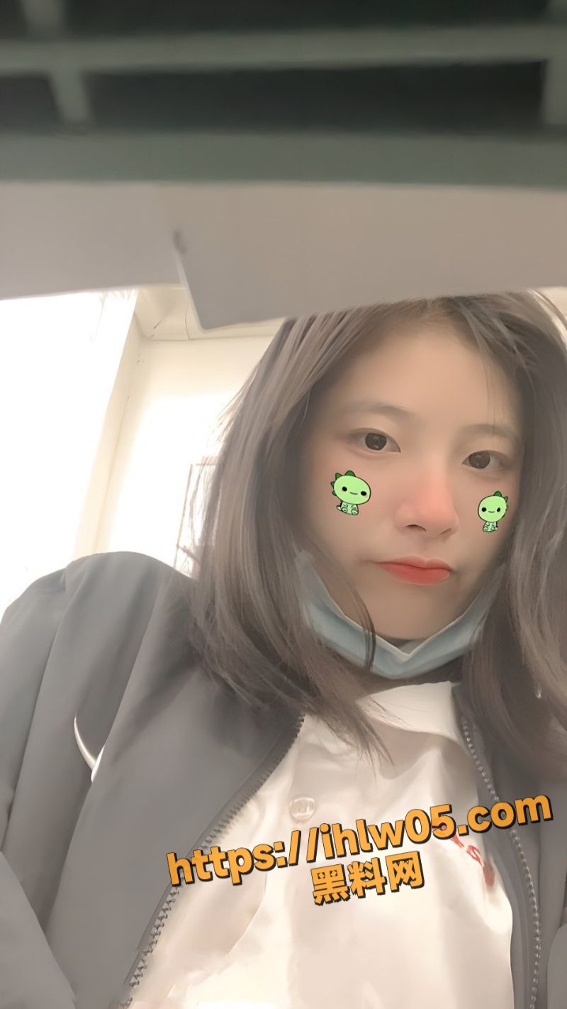白嫩大学妹在渣男网友的甜言蜜语下拍摄大量裸照和自慰照 反手被渣男曝光！