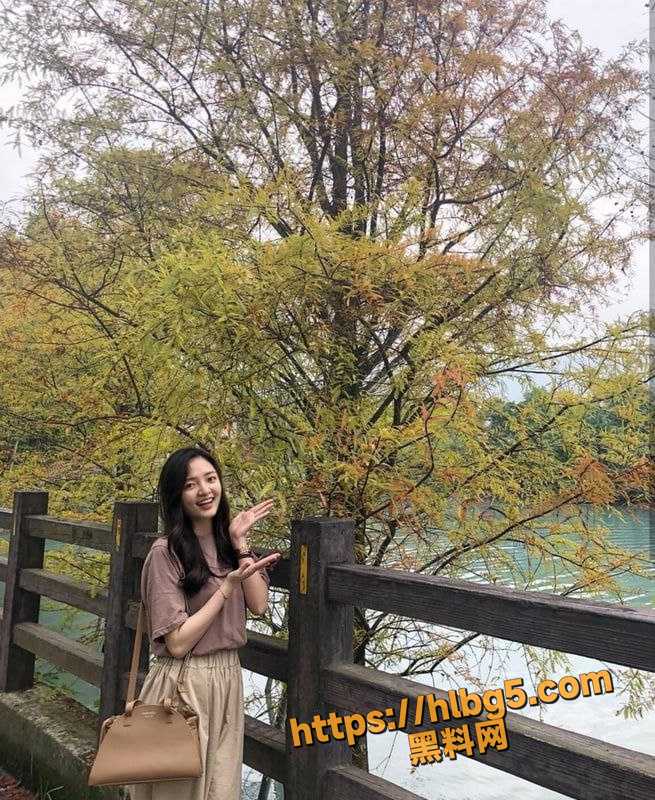 偷拍大神冒死偷拍超漂亮的女大学生洗澡 完美的少女身材如似出水芙蓉 性感小屁屁看着真带感！