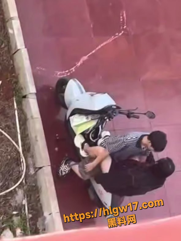 海南科大青春情侣电动车上激情调情 校园反差婊淫叫挑逗撸到射爆欲火焚身!