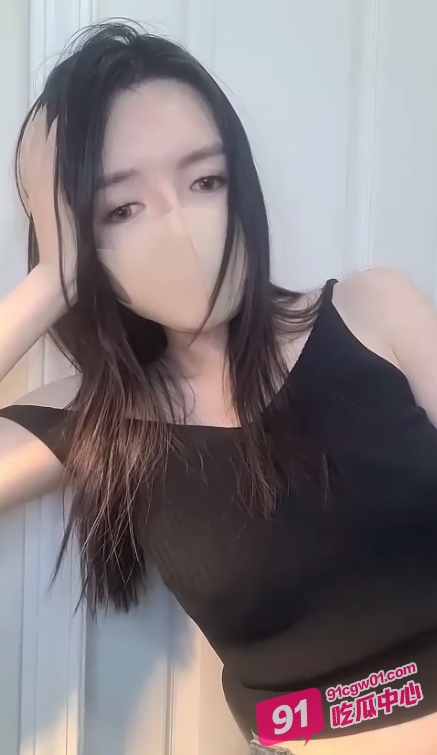美女主播山岸又逢花直播擦边 超性感蕾丝内裤里塞跳蛋 只为偷偷钓大哥！ 配图6