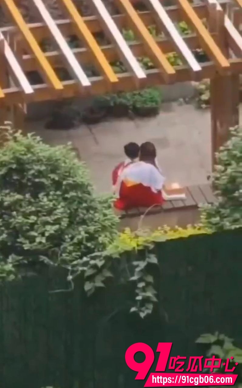 学生在学校偷吃禁果被偷拍 6