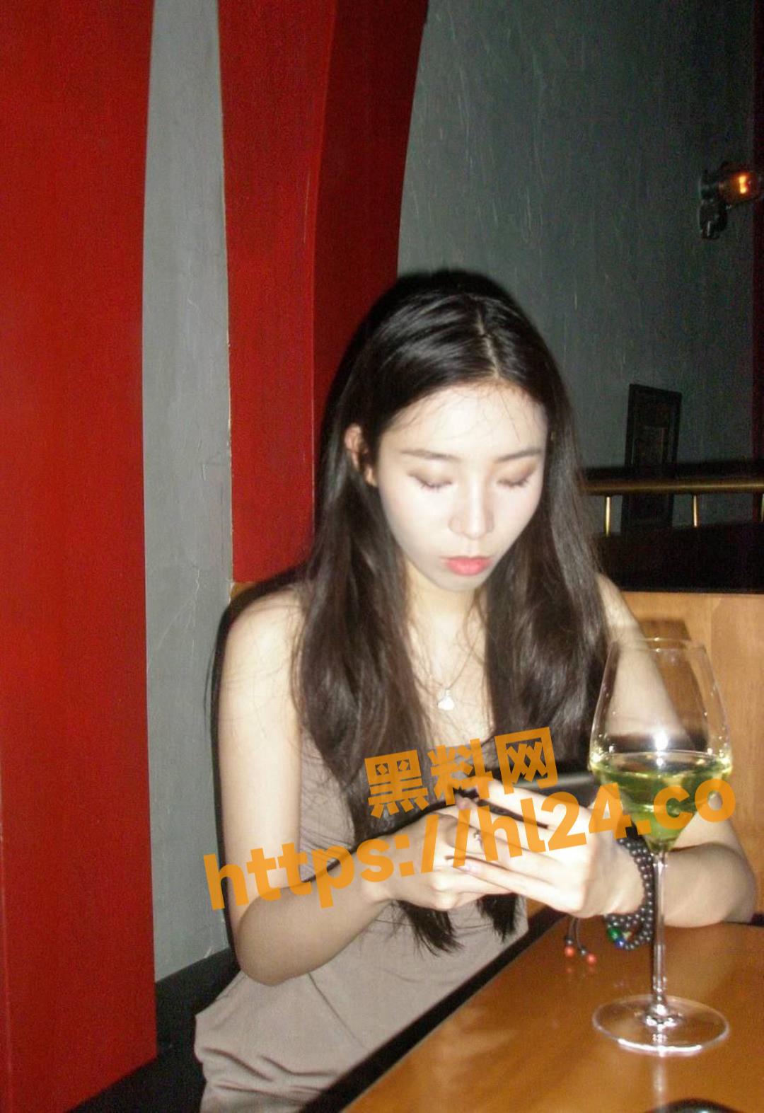单纯妹子被调教成母狗 不雅视频被曝光