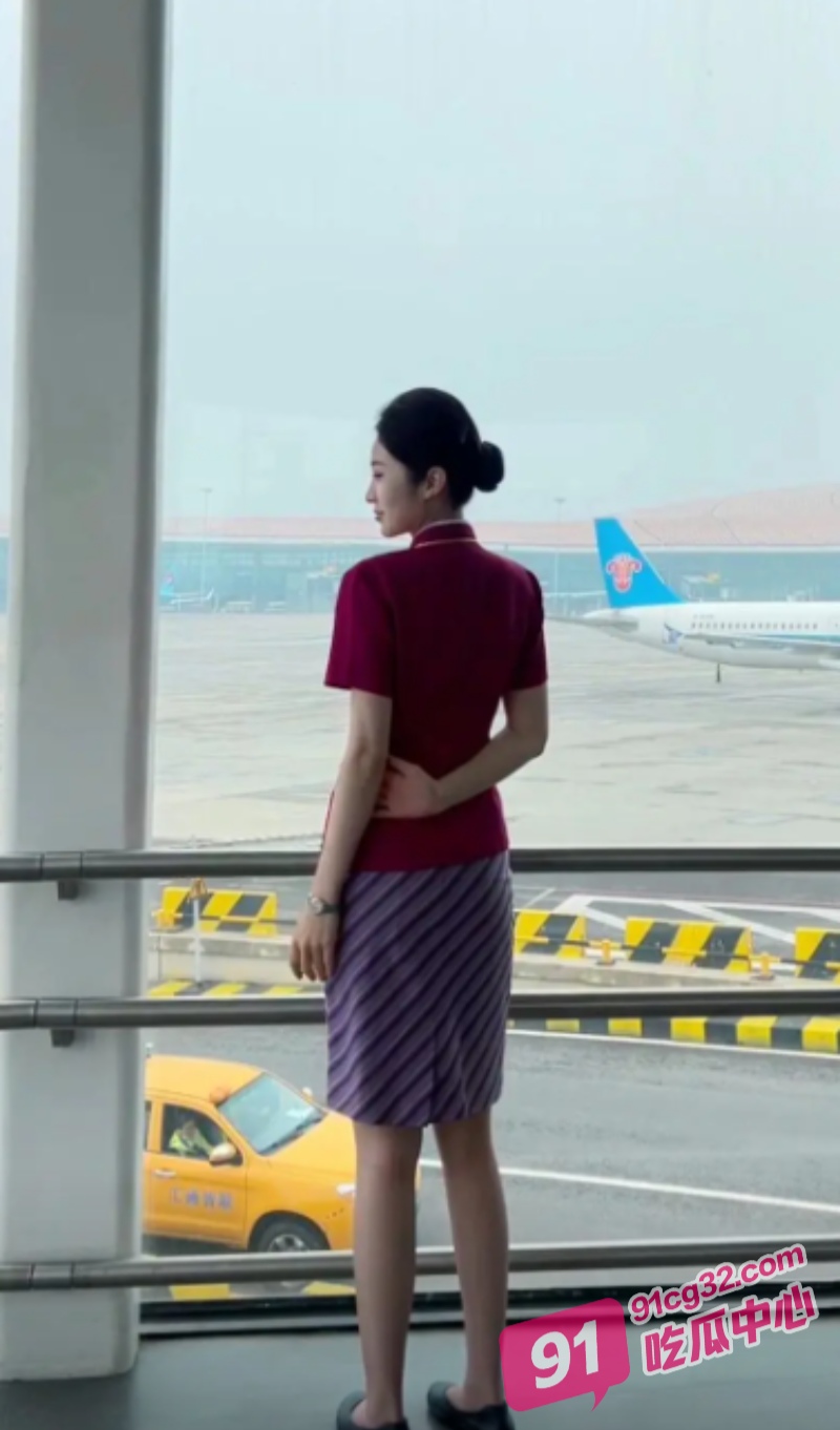 航空公司速来认领这是谁家的骚逼空姐们？上班厕所里自慰 私下床上服务客户！ 配图3