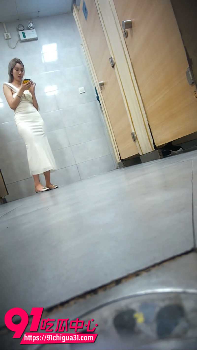 厕拍大神在酒吧女厕所安装针孔偷拍 美女蹲坑尿尿逼脸同框画面一览无余