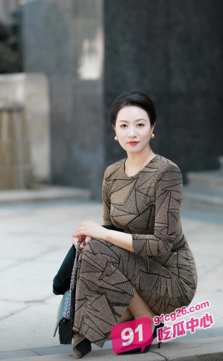 母子乱伦之妈妈带儿子参加乱伦派对 这下可以名正言顺地操儿子了！ 配图2