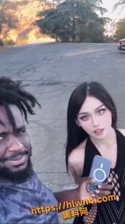 黑哥们路上搭讪个美女 当得知是个人妖后 黑哥们还是坚持把她吃了 口味还挺重啊！