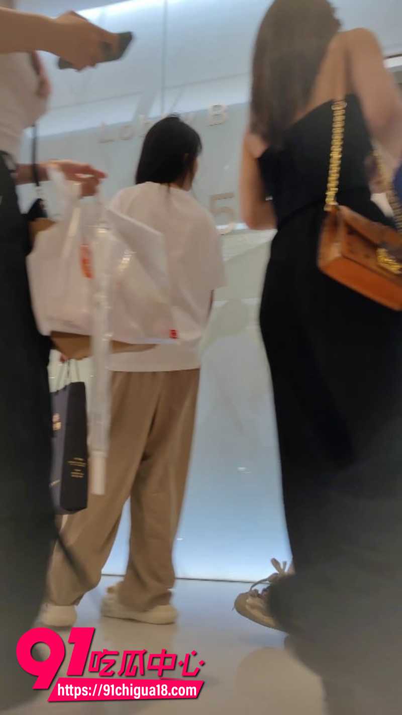抄底大神商场尾随长腿嫩妹极限偷拍1