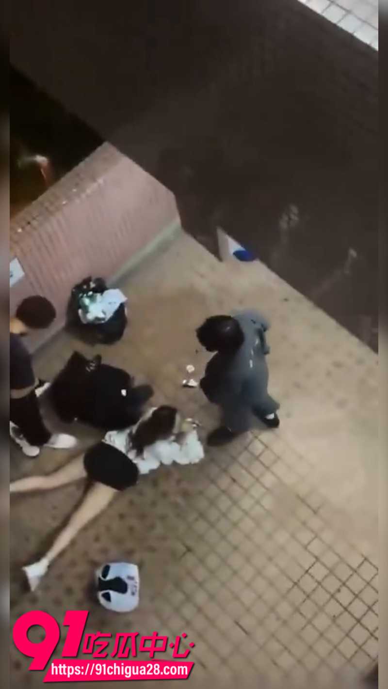 香港屋苑平台年轻人3P现场6