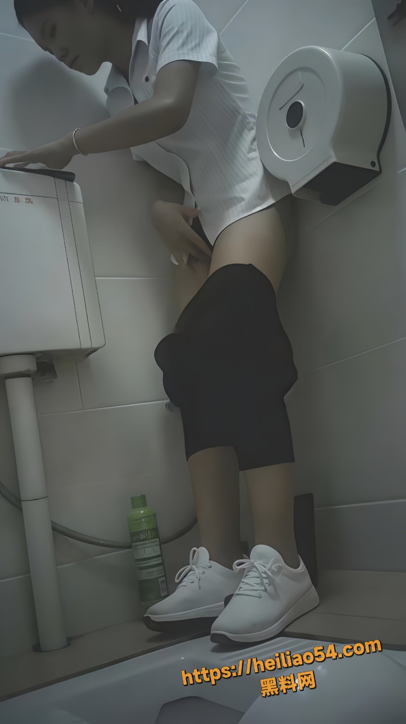 酒店女厕偷拍 饥渴美女经理自慰高潮 淫荡表情释放欲火！