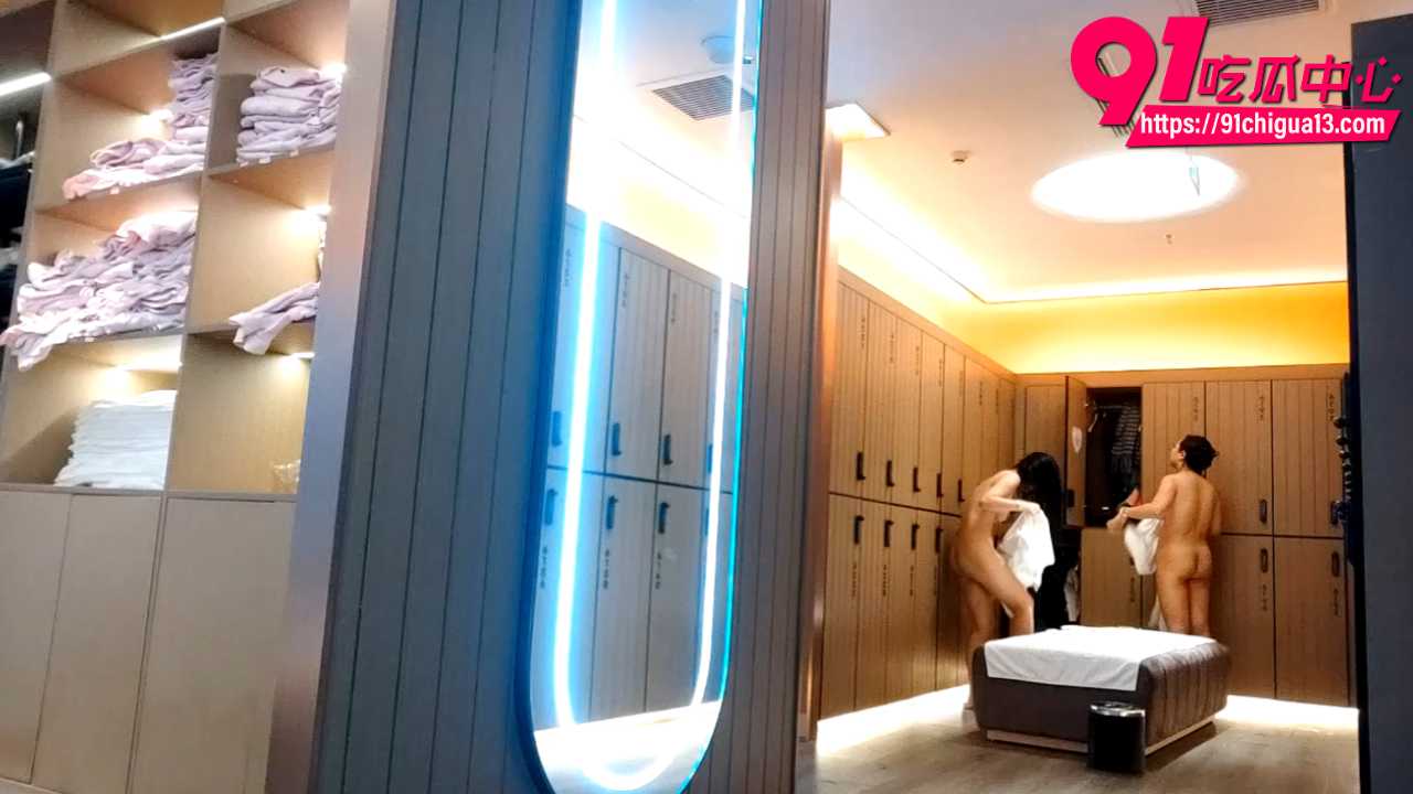 高端会所更衣室高质量偷拍流出4