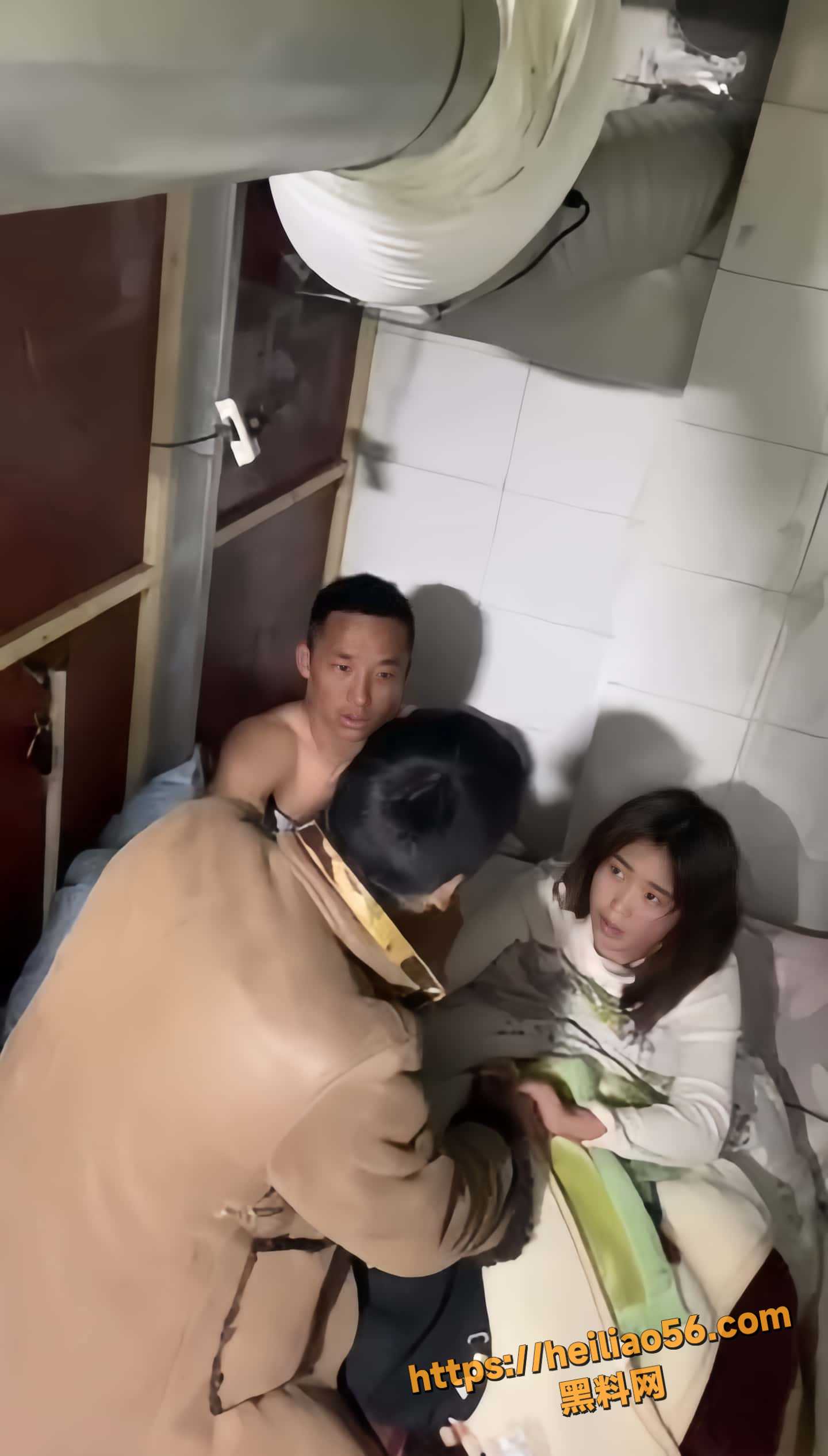 藏族大哥出门放牦牛 自己老婆带人上门偷情 被大哥当场抓包 现场第一视角全程实拍！