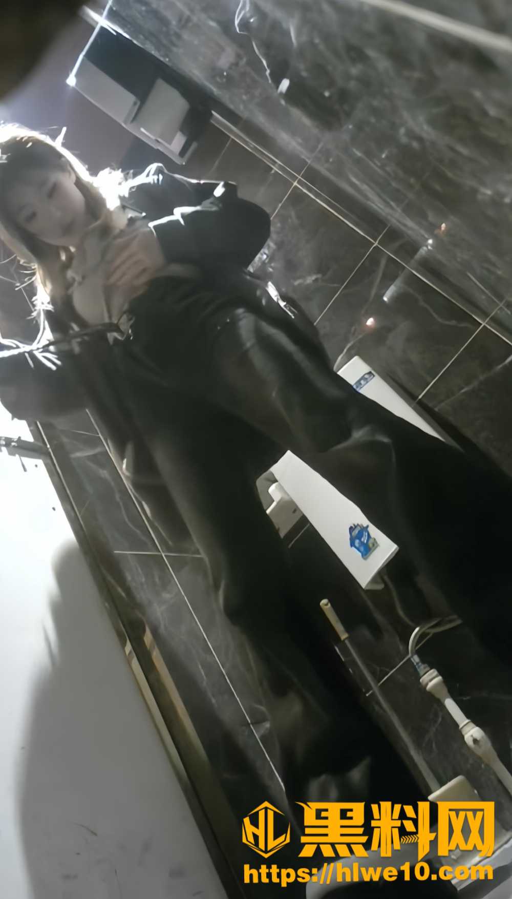 夜总会女厕全景偷拍 黑丝高跟大长腿美女 尿尿前先来个美美的自拍