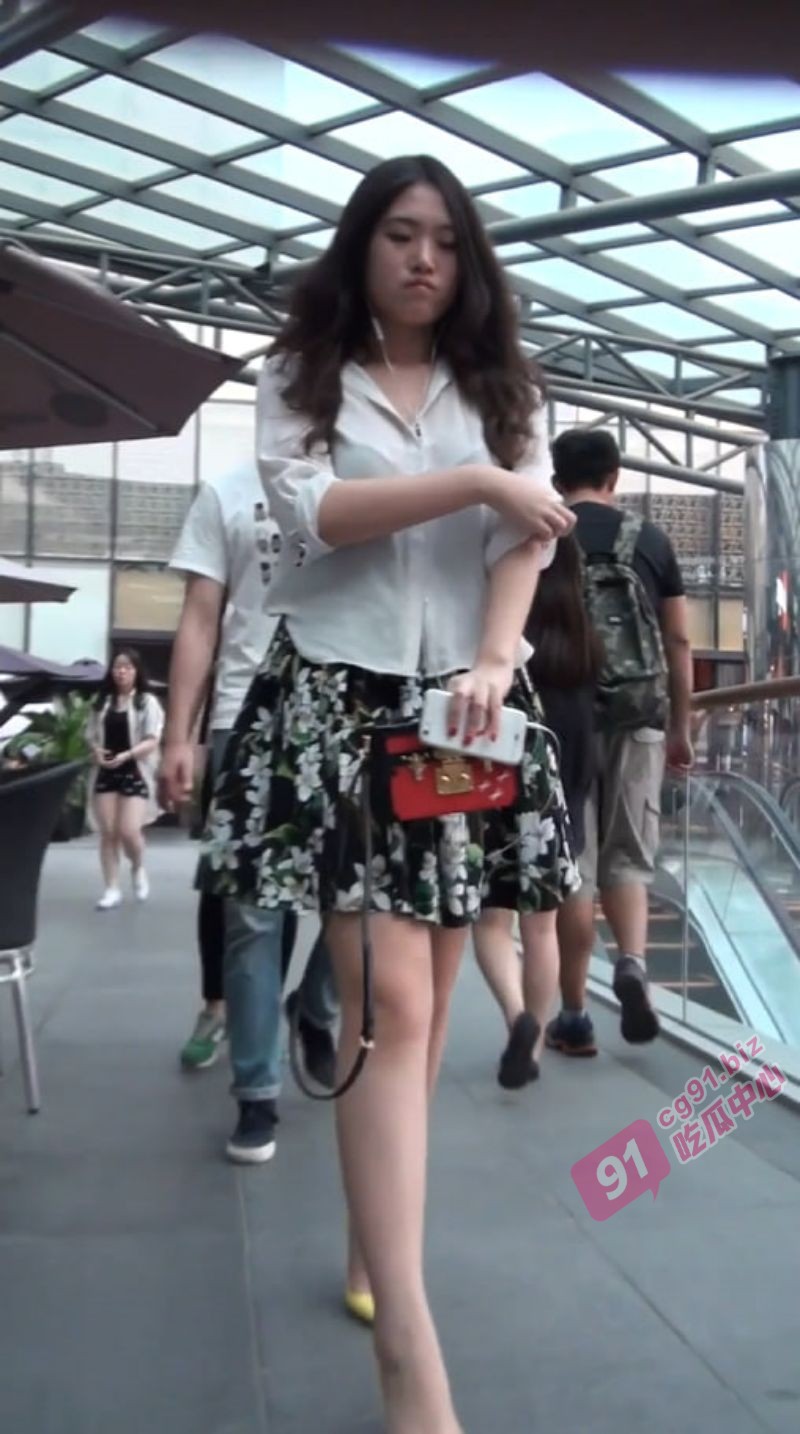偷拍推荐~偷拍大神商场一路跟踪抄底高跟短裙美女 无内裤真空出门！
