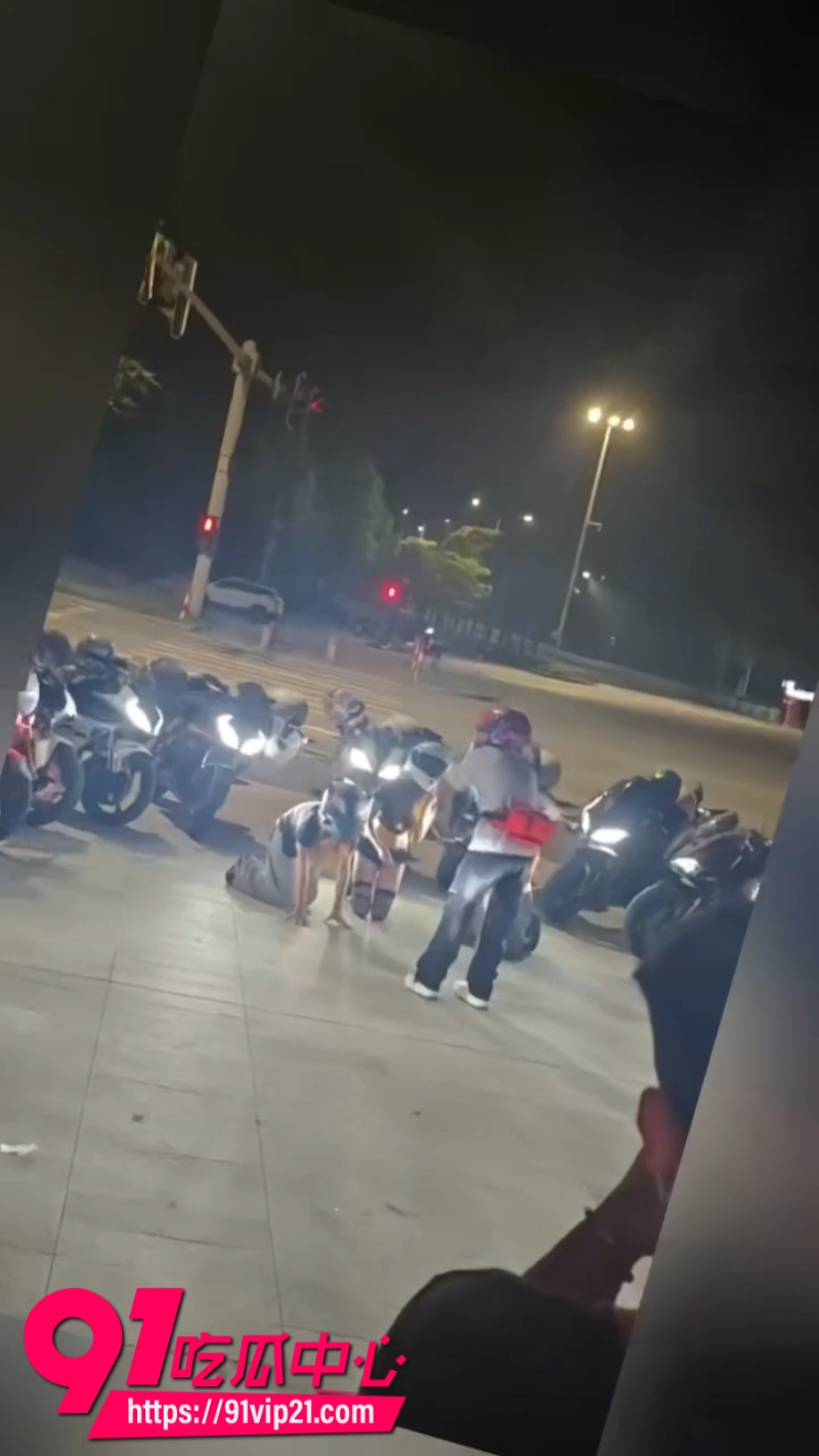 重庆街头调教热门吃瓜事件纹身机车少女被拴上狗链拉去户外调教跪地爬行完成主人的任务1