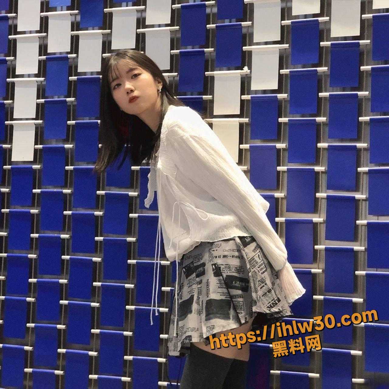 文静乖巧女大学生被金主包养 黑丝网袜跪地口交 皮鞭调教狗爬式户外露出