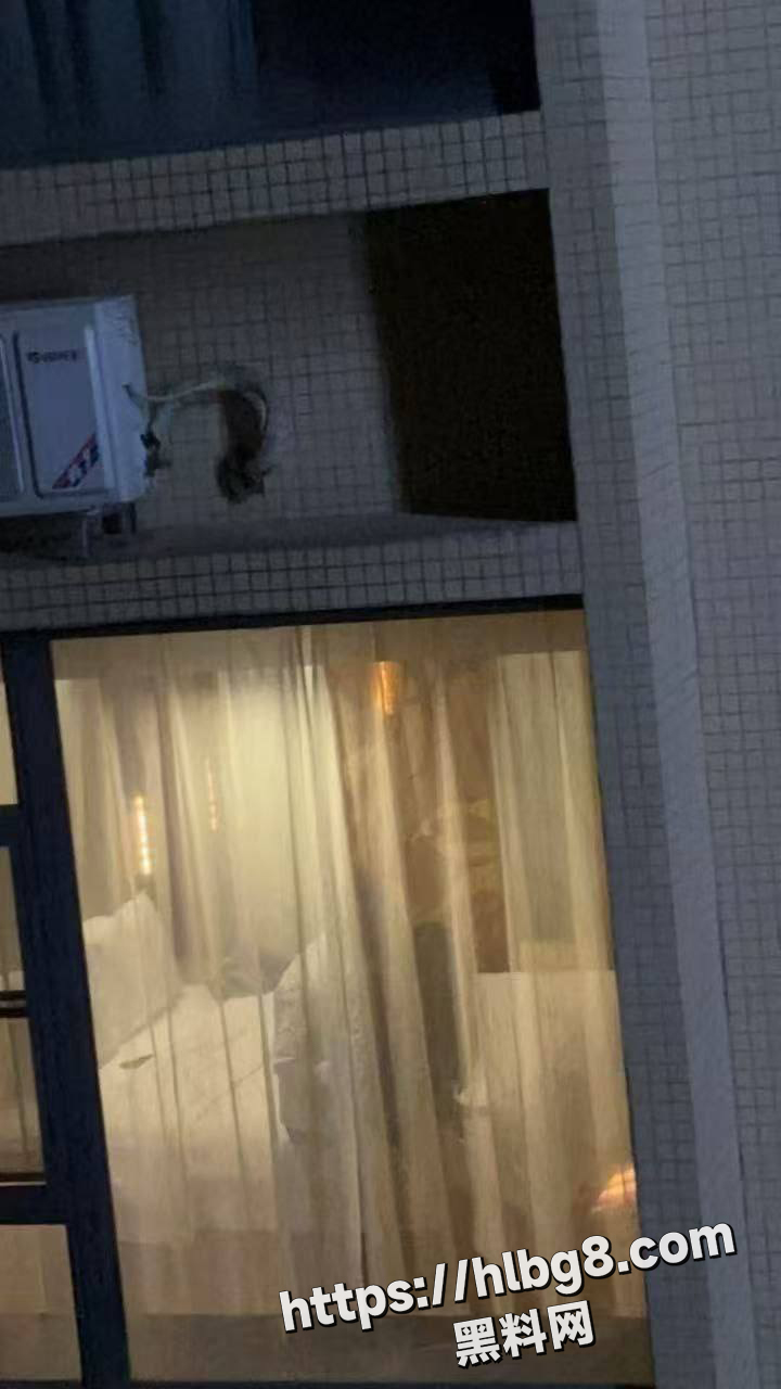 酒店情侣开房未关窗上演激情戏码被偷拍曝光 二人行爱皮影戏好清楚 白纱窗帘暴露淫靡大戏盛宴！