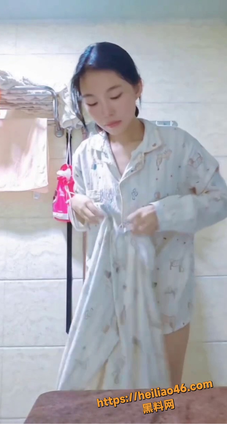 偷拍高颜值小姐姐换衣服 粉嫩奶头无意暴露 胸部曲线诱人 私密瞬间全曝光！
