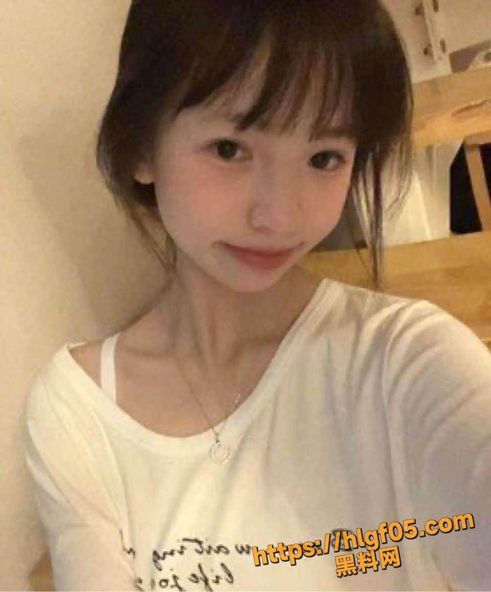 清纯学妹徐思洁深夜约炮欲火焚身 粉嫩三点勾魂夺魄 语音通话中挑逗呻吟 动作撩人难抑诱惑!