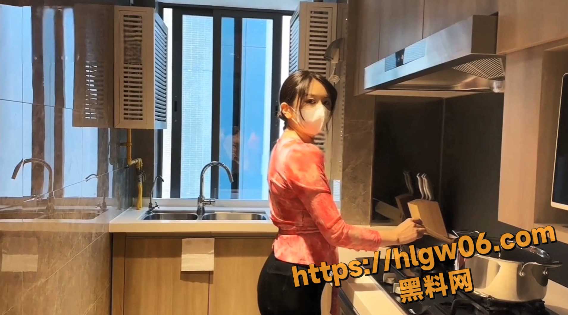 极品御姐肉臀果儿最新作品 风骚肥臀后妈被卡在了洗衣机 帮忙解决却拉不出来 索性操一次！