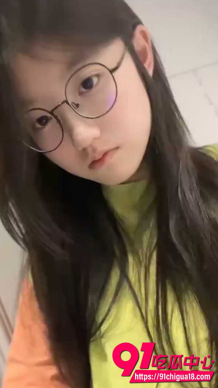 推特清纯萌妹乌萌萌大尺度自慰视频流出 眼镜萝莉妹全裸自慰粉嫩小穴高潮喷水不止