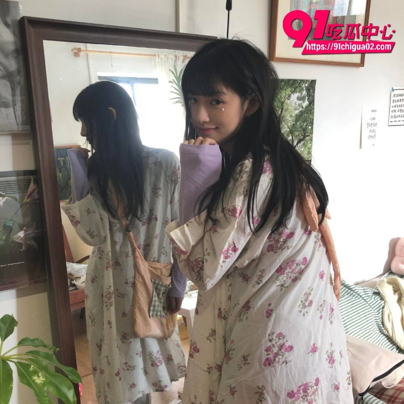 长沙市财经中专新生赵虹 私拍视频曝光宿舍用风油精骑乘假屌自慰 少女粉嫩小穴被冰凉液体刺激到喷水高潮