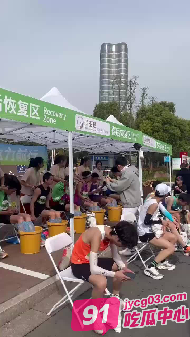 完赛福利天花板！旗袍美女跪地捏脚 跑友直喊加钟～ 配图2