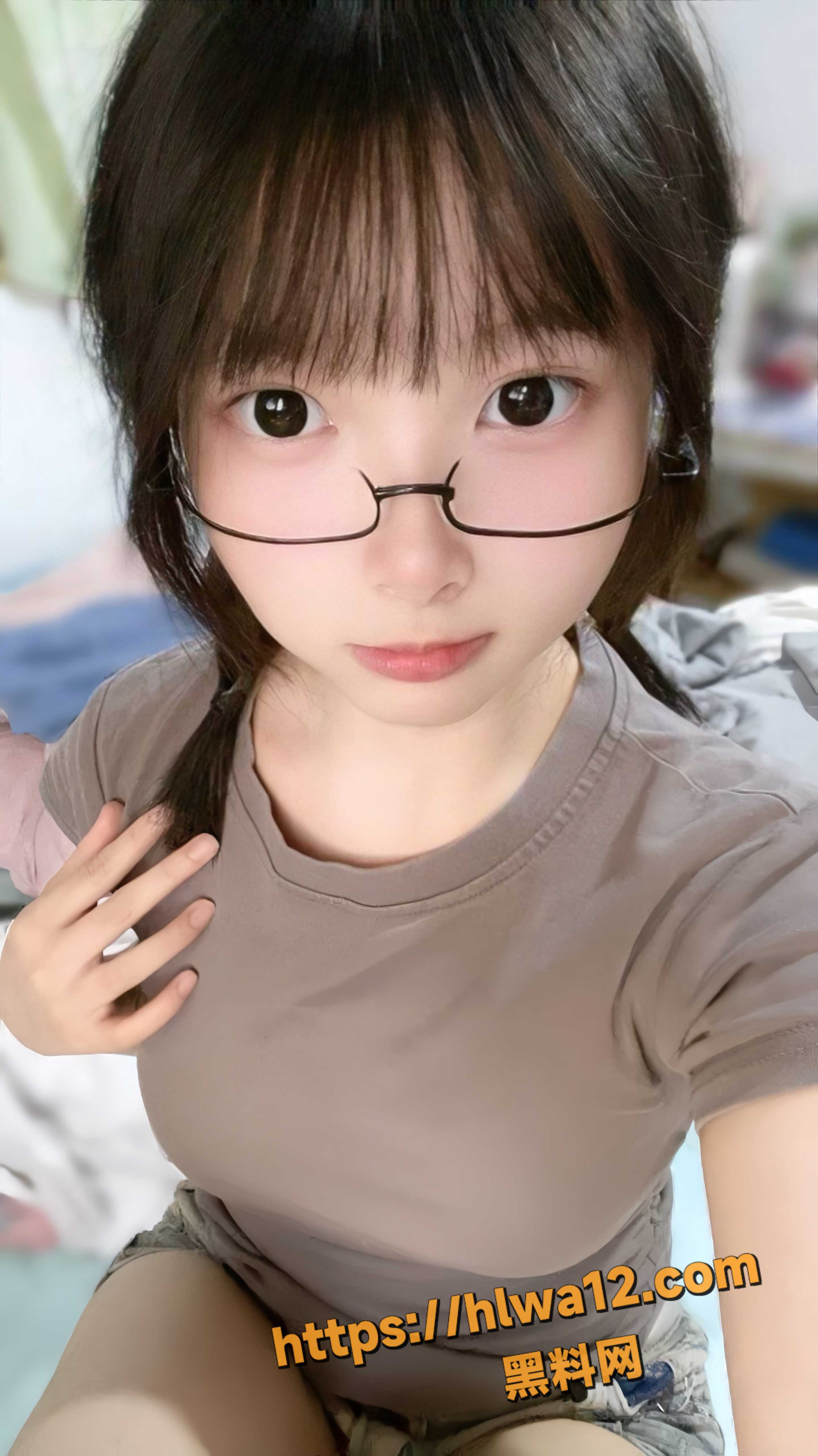 体育生小哥趁着女友补课 偷情女友闺蜜酒店上演激情狂欢 后入暴力抽插高潮不断！