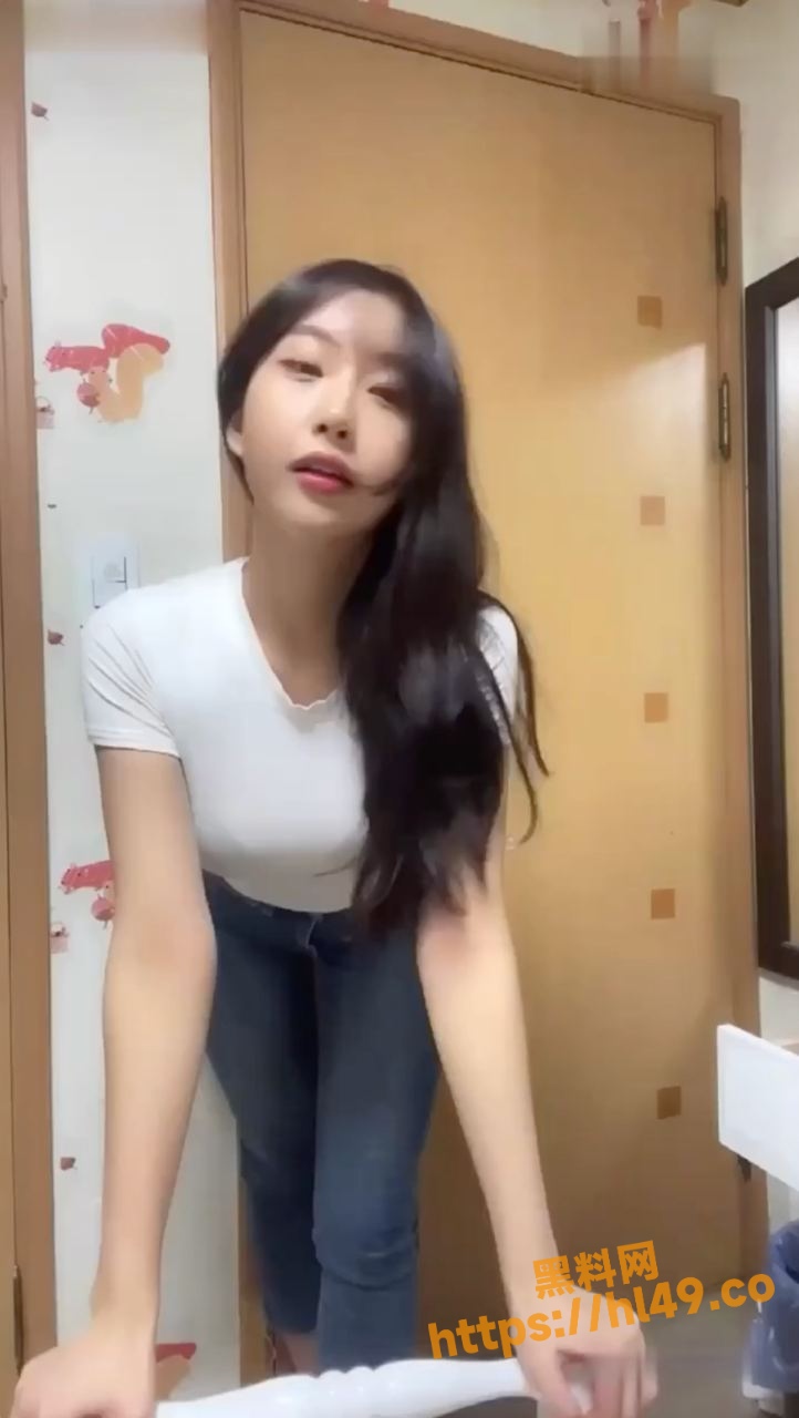极品牛仔裤美臀教练和男学员吃宵夜时喝多被带回家啪啪 高颜值脸蛋配上豪乳进行无套外射！