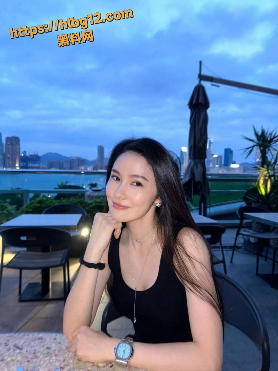 企业气质女神高管 毕业于香港中文大学 早期黄播视频流出 画面狂野大奶撩人引爆网络