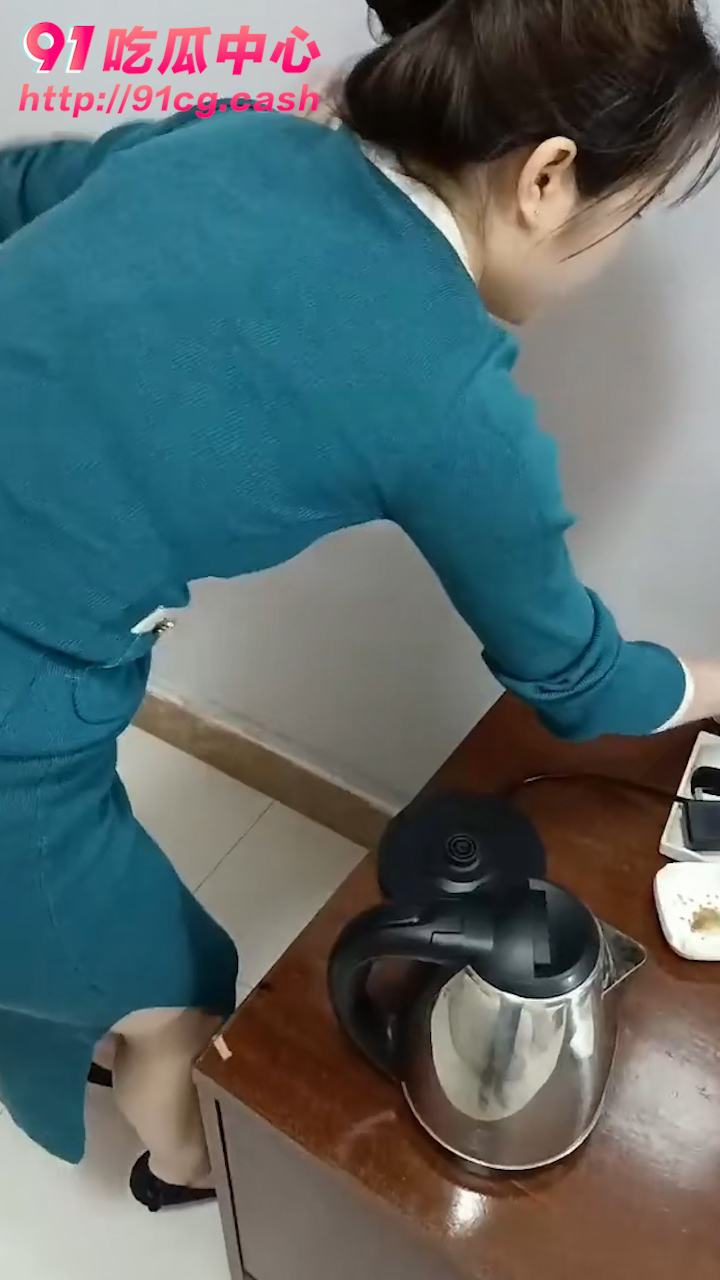 【表妹的闺蜜是空姐】在醉酒表妹的面前 直接强上她的闺蜜