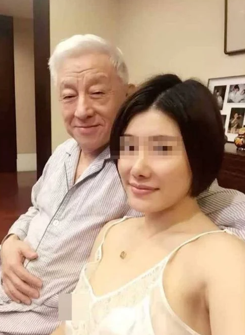 台绿营富商曹兴诚婚外情史曝光？ 小三单中华穿性感睡衣啪啪视频流出 配图8