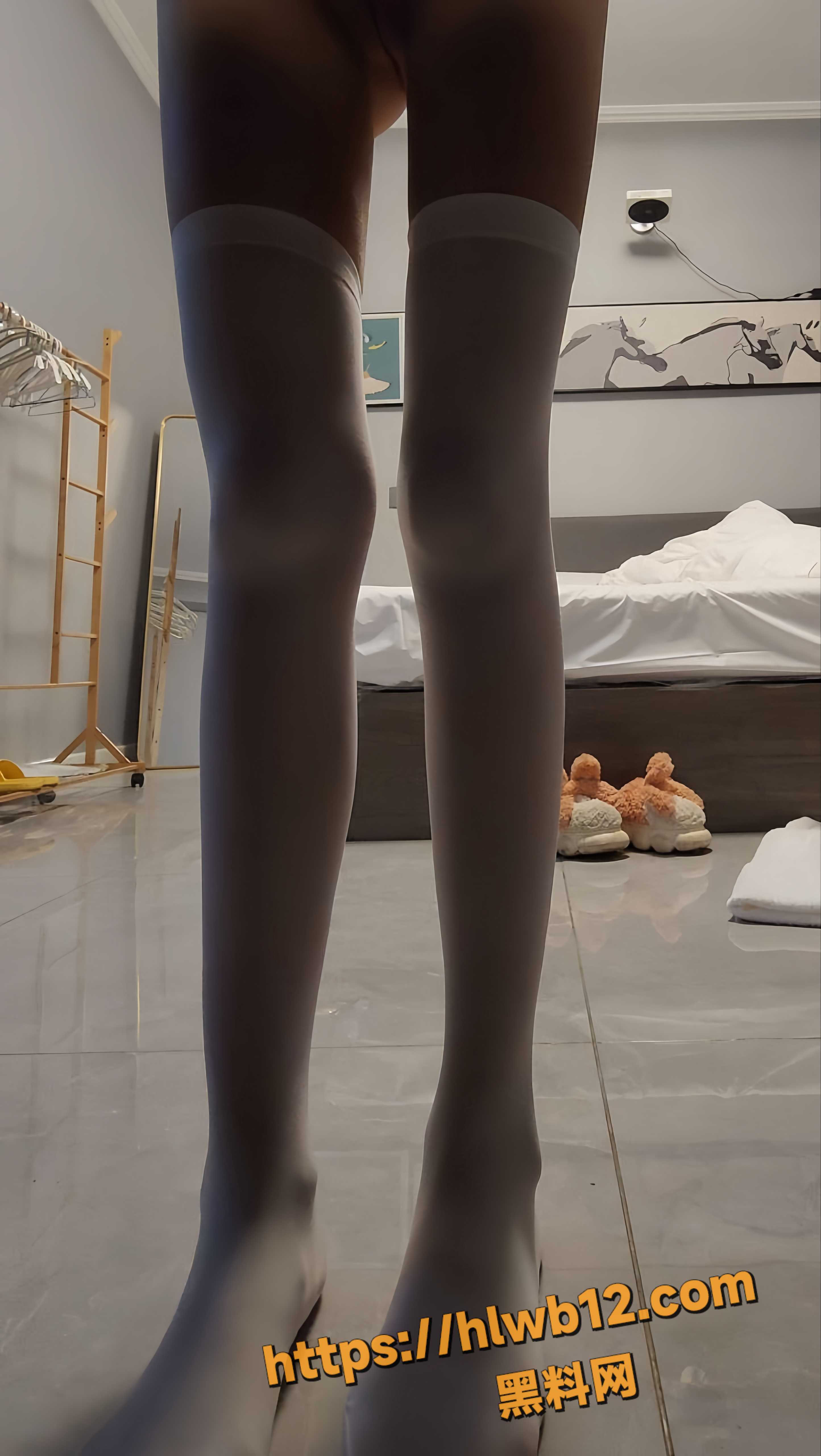 绝美反差女高 梁子怡 白丝跪舔鸡巴 被金主骑脸爆操粉穴淫水狂流！
