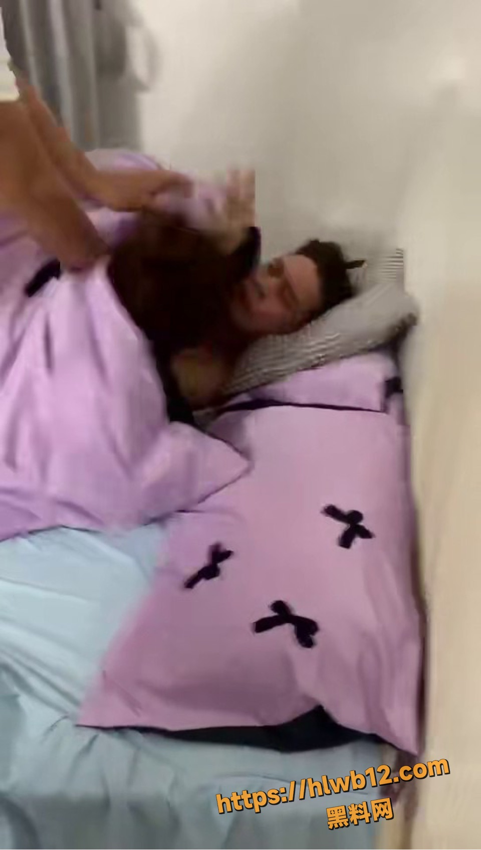 出租屋抓奸现场直接炸 老婆和情夫光溜溜躺床上 被老公一脚踹爆鼻血 满脸是血混乱开打！
