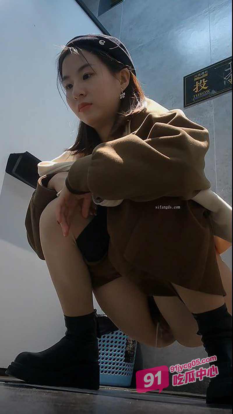 女厕全景偷拍～美少妇尿尿镜头怼脸特写 肥鲍一览无余诱惑感爆棚！ 配图2