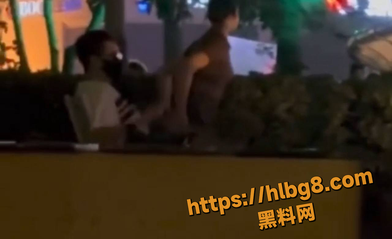夫妻公众场合寻求刺激，周围人来人往，丝毫不掩饰二人的激情行为！