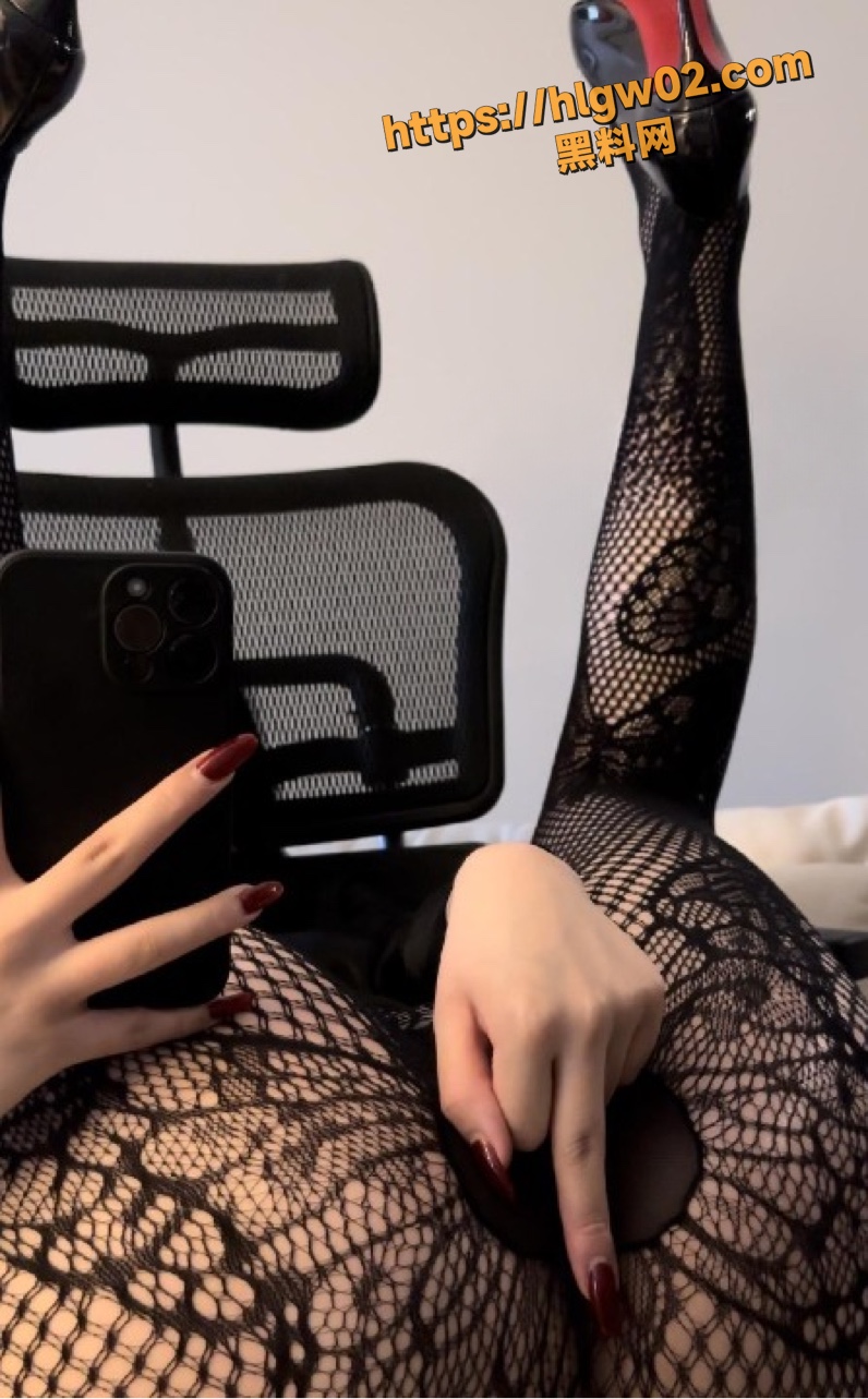 保守二舅妈变极品反差母狗 黑丝裹着魔鬼身材 白嫖会员群付费福利姬视频曝光！