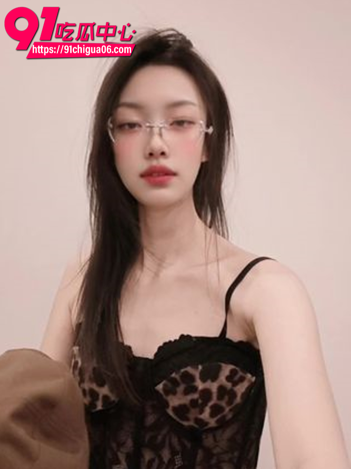 温柔眼镜娘下海私拍吃鸡福利2 温柔眼镜娘下海私拍吃鸡福利2