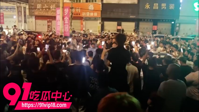 河北女主播出轨榜一大哥被原配抓奸现场 围观群众人山人海 奸夫淫夫直接社死