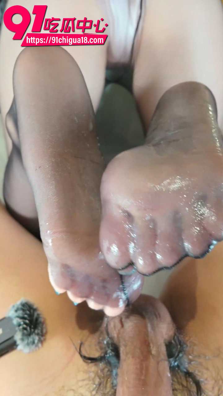 黑丝玉足夹棒手撸榨精8