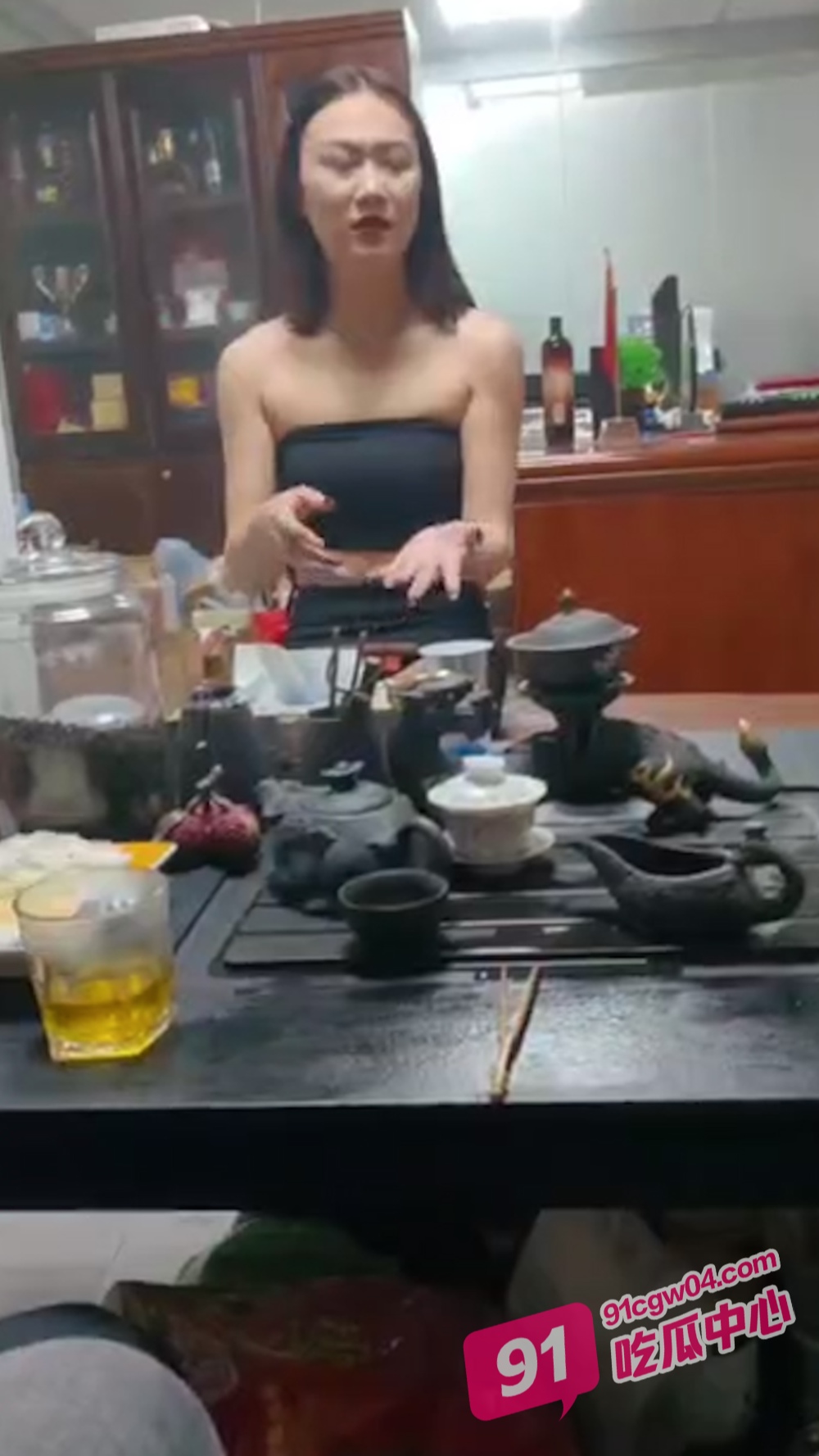西安夜场小姐都是怎么面试的? 先用嘴自我介绍说 再用嘴咬着大屌! 配图4