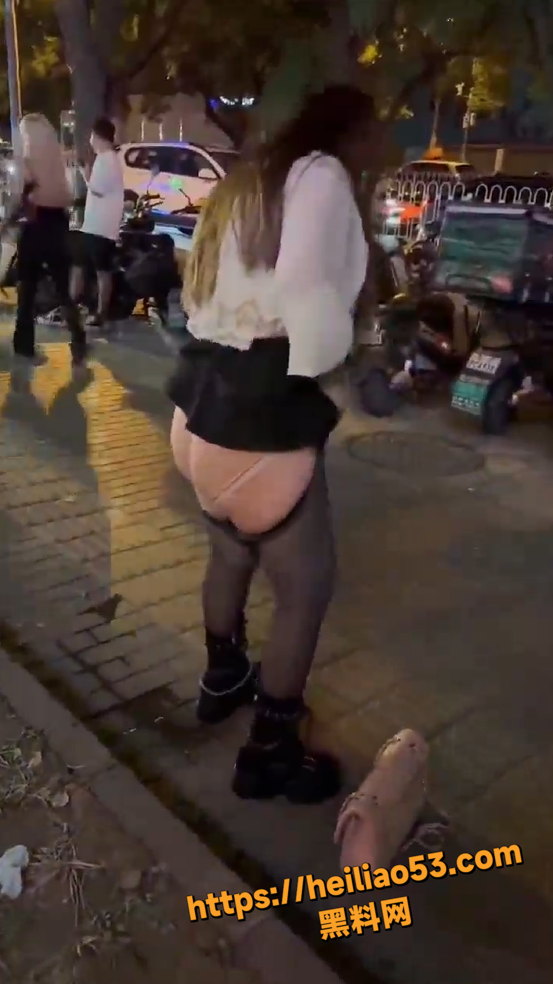 醉酒美女街头尿尿 被全程拍摄记录 美腿翘臀一览无余 这波给摄影师加鸡腿！