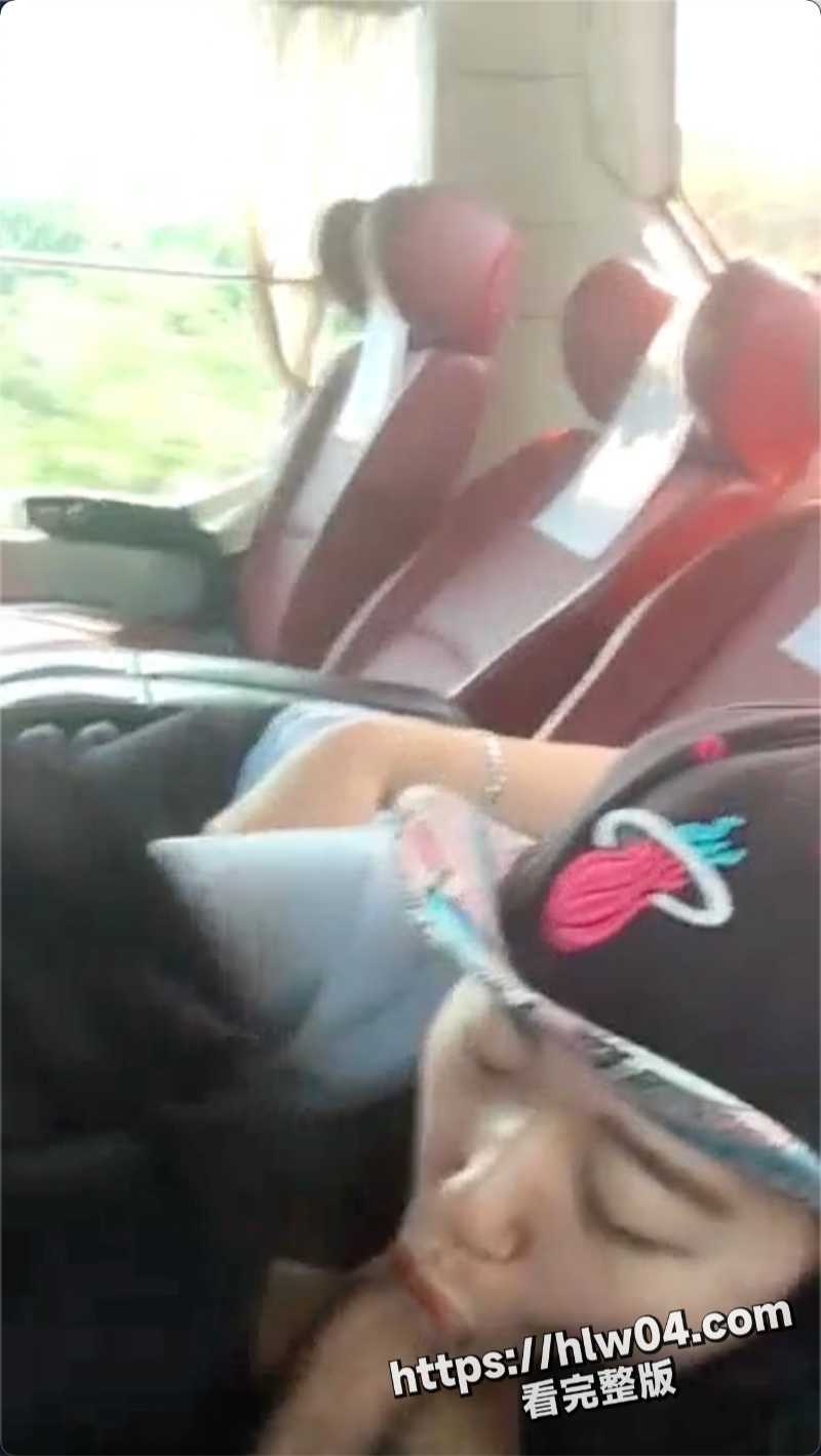 淫骚小母狗胆大吃四方在长途客车上激情口交 拍下视频在网络上露脸炫耀！