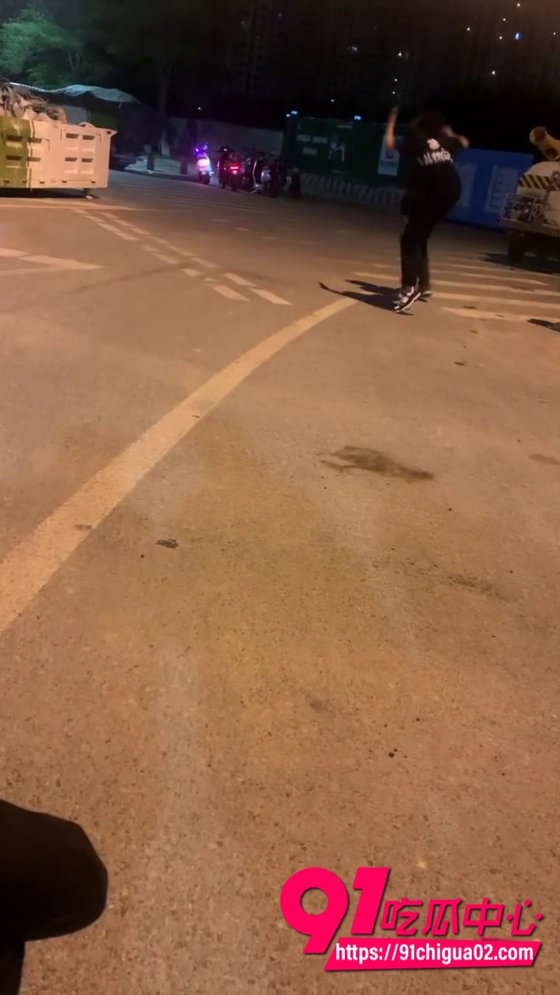 精神小伙霸凌现场视频曝光 深夜街头挑衅 多人群殴围攻一人拳脚相加 现场顿时乱做一团