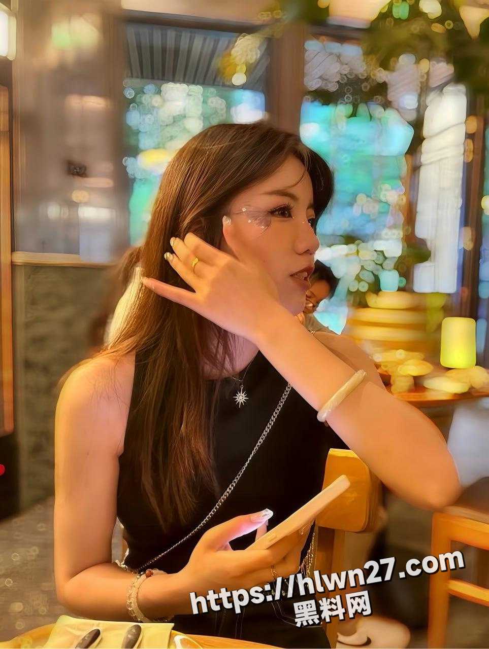 绿帽男主贡献气质女友 啪啪的时候还害羞遮脸 强行拍摄发送给网友 换取绿帽尊严