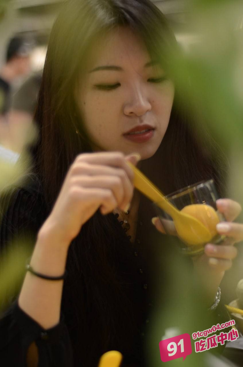 高颜值女神 秦敏华 沦为金主的专属母狗 舔脚深喉样样精通 爽的小母狗直呼受不了 配图4