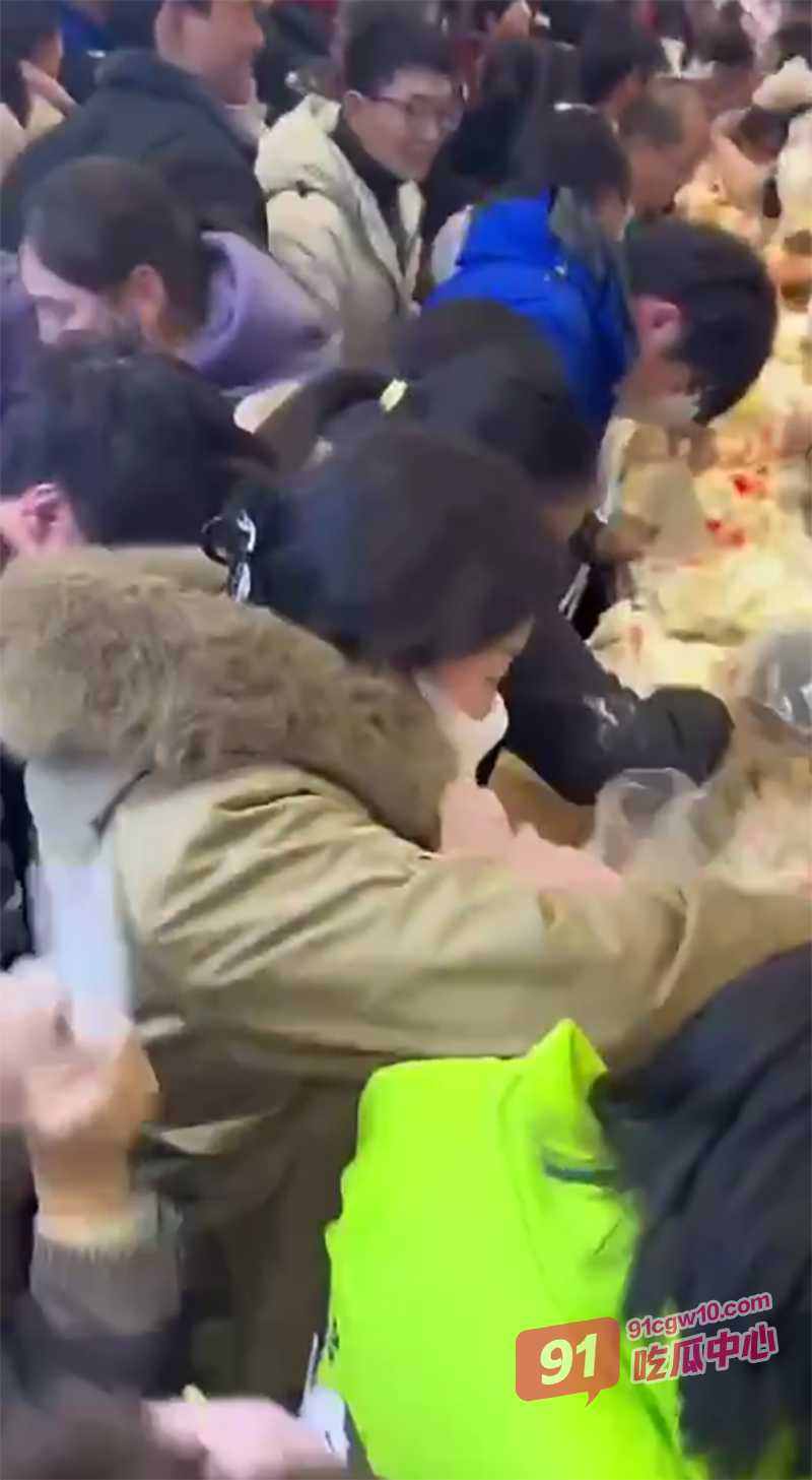 河南大饥荒复刻抢食名场面 城市中心广场哄抢蛋糕 大家是没吃过蛋糕吗？ 配图3