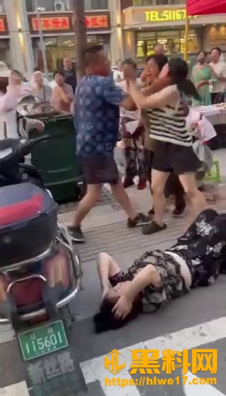 几名女子街头互殴 纹身大哥霸气护妻 几拳打倒围殴众人 现实版英雄救美引围观