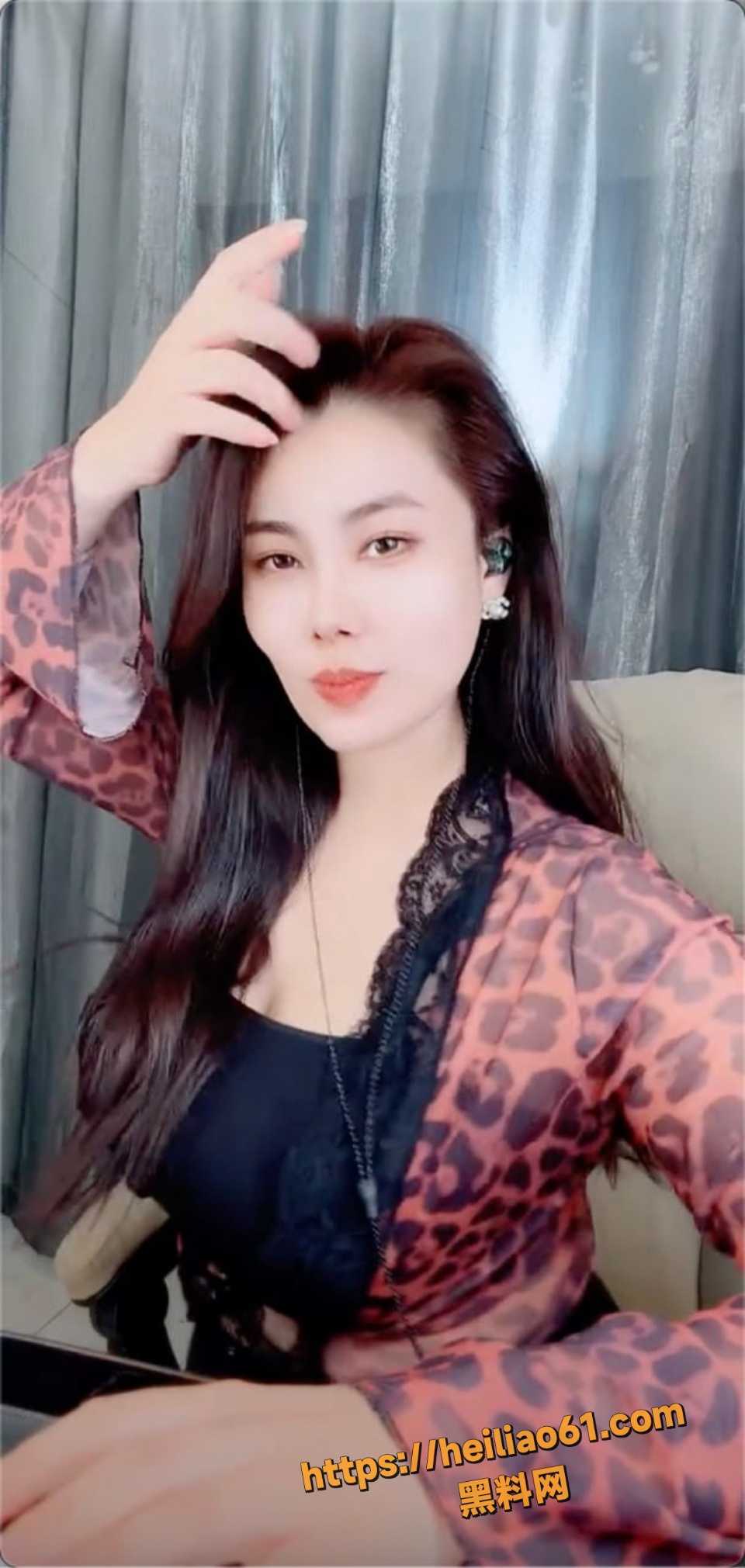 用户求瓜 快手 灵朵朵 身材炸裂的豹纹辣妹 在线扭腰摆臀 热舞福利尺度拉满