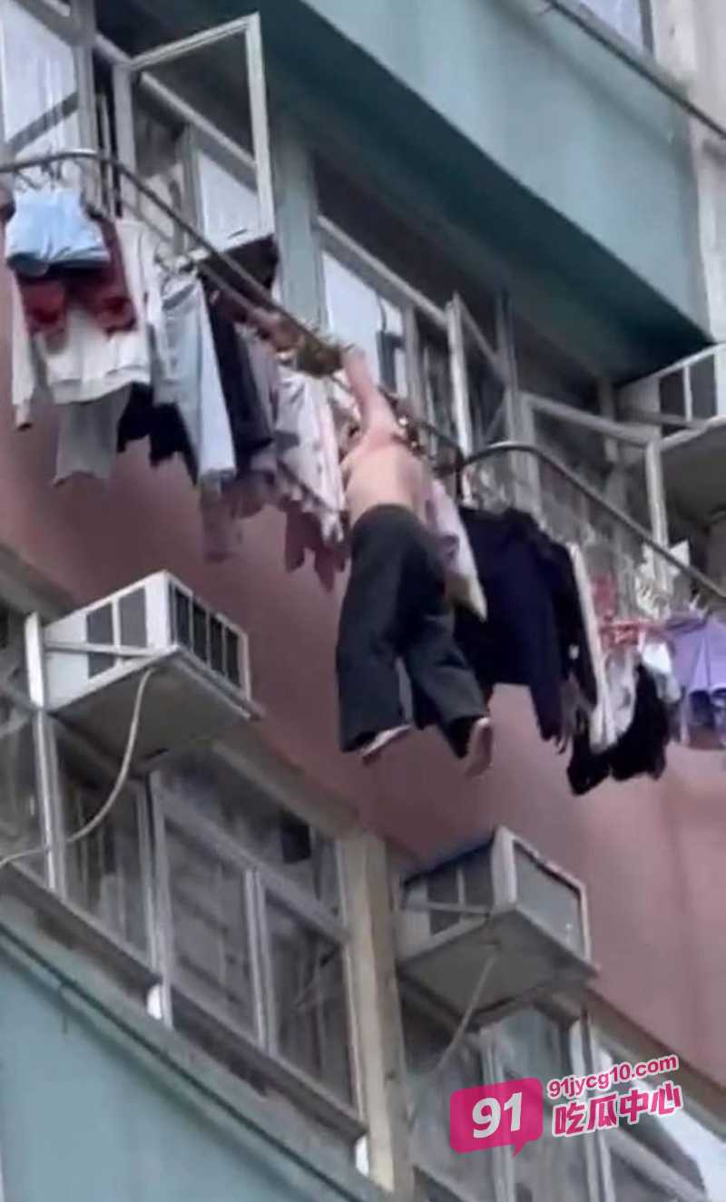 香港北角女子出轨 全裸被踢下楼 网友拍下全过程!