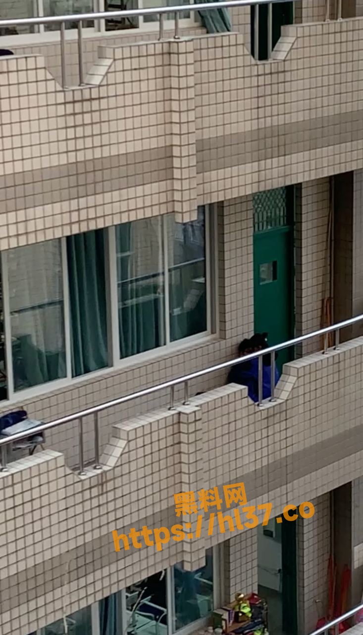 四川核工业技师学院俩学生在走廊上忘情做爱！对面楼学生偷拍视频疯传全网！